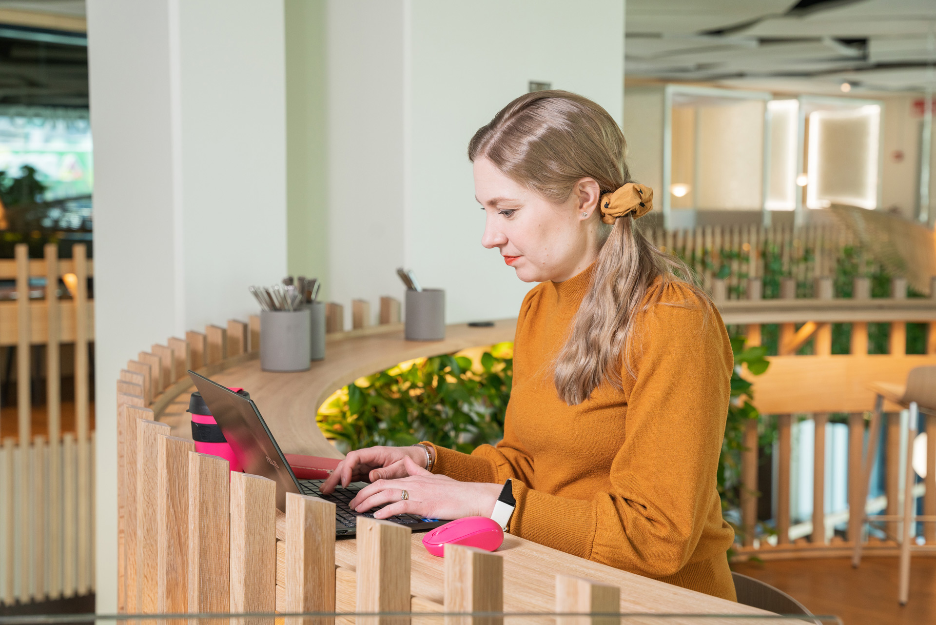 Opiskelija työskentelee cowork-tilassa.