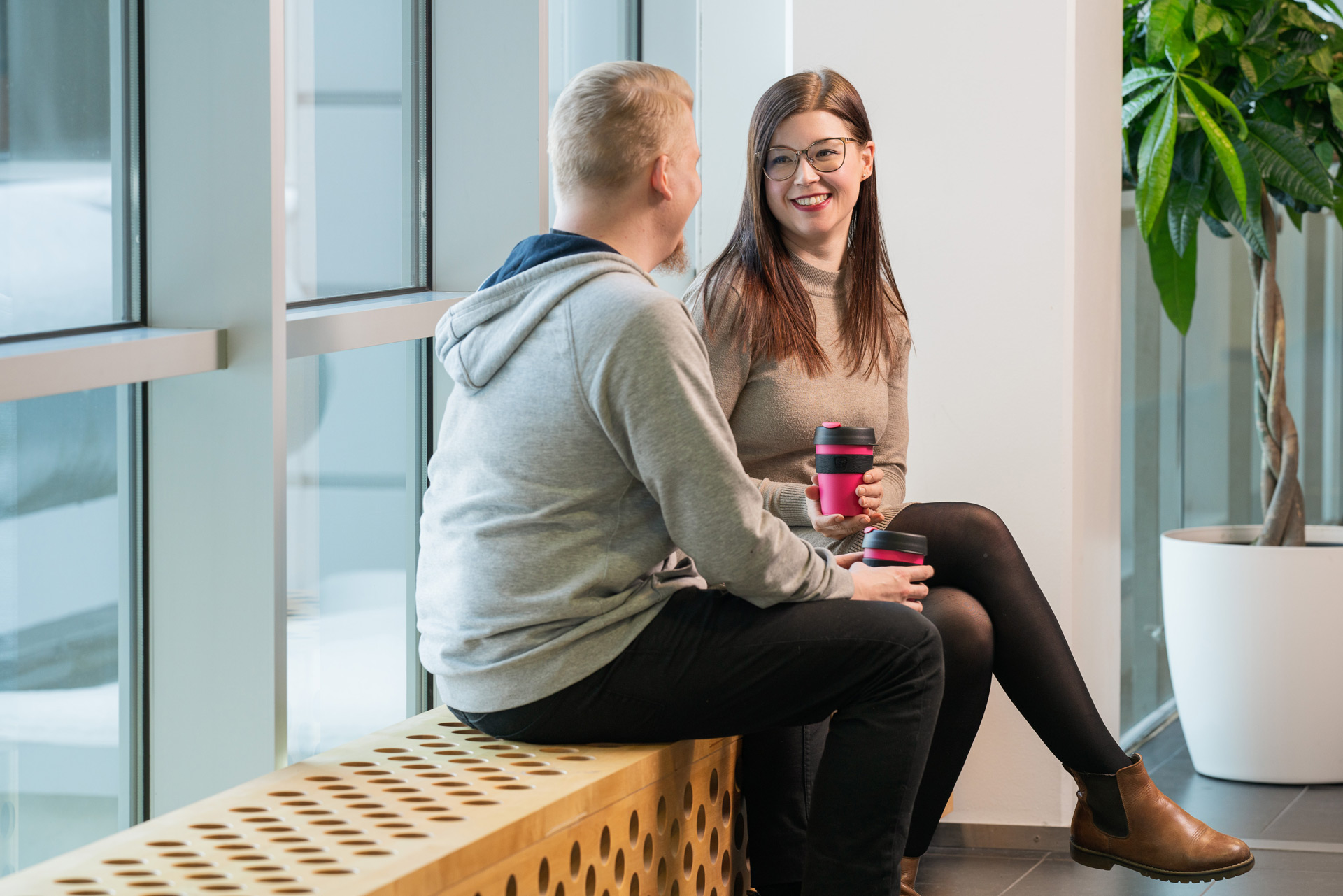 Opiskelijat viettävät aikaansa koulun käytävällä.