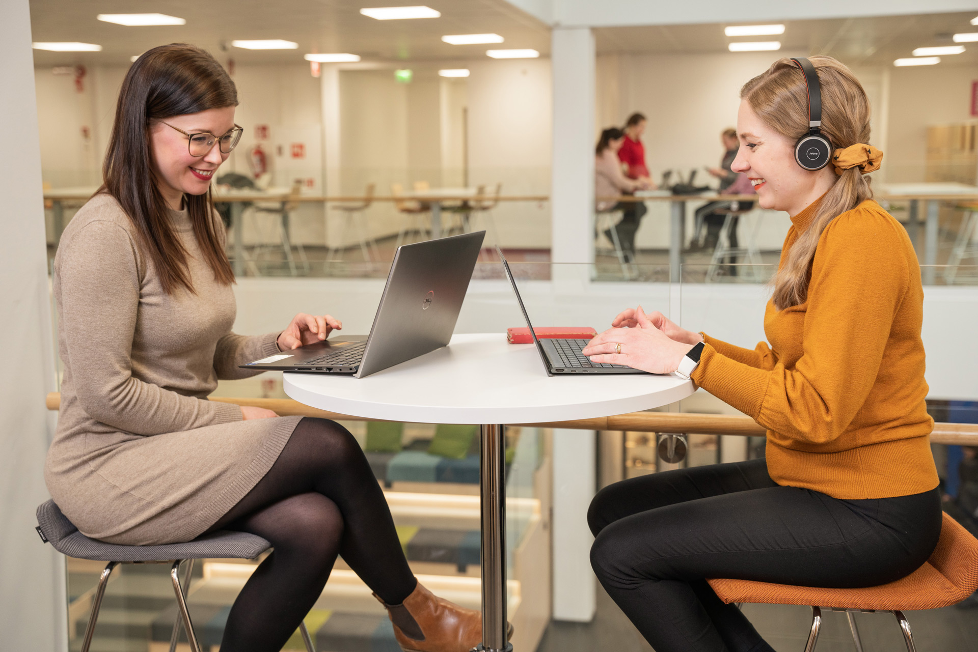 Opiskelijat opiskelevat kirjaston tiloissa.