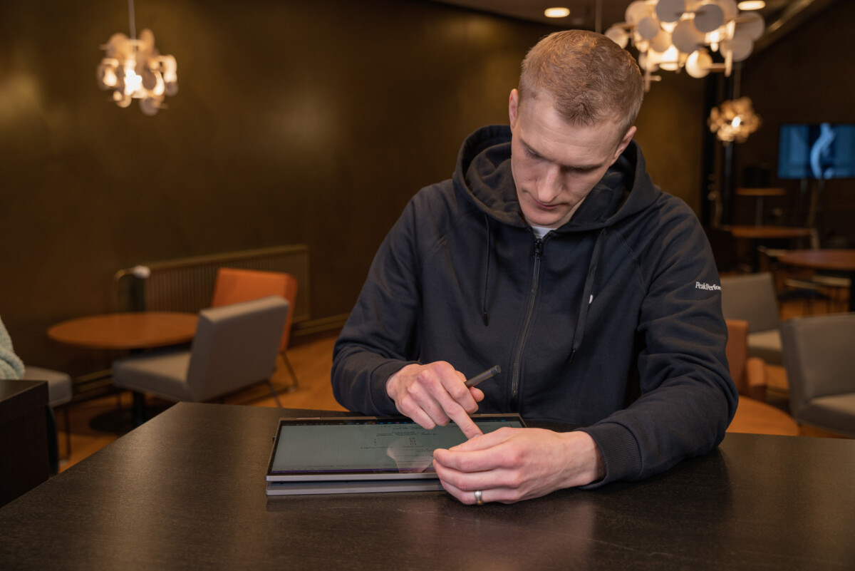 Opiskelijat opiskelevat kampuksen ravintolassa.