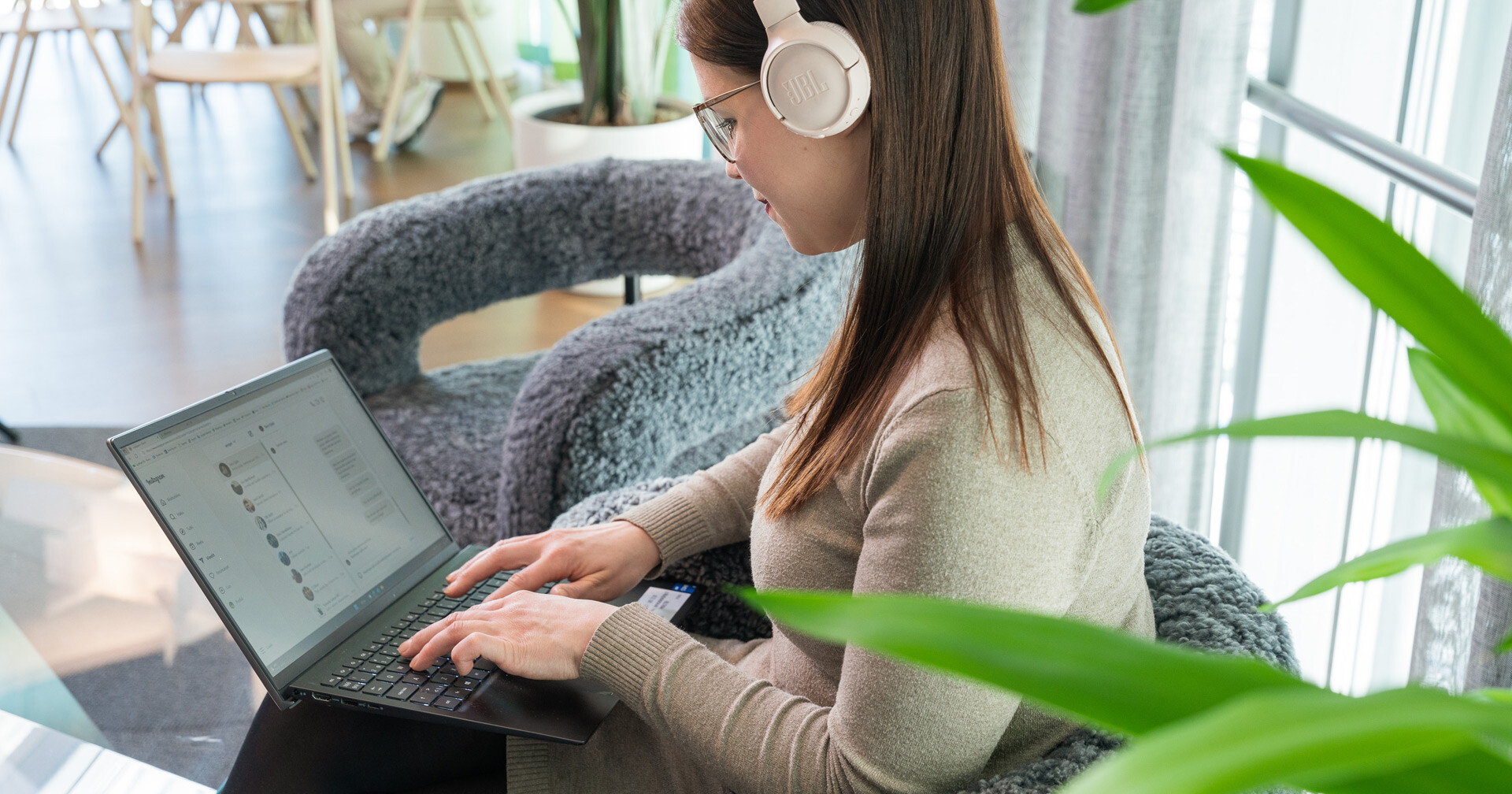 Opiskelija työskentelee cowork-tilassa.