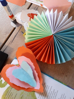 Värikkäitä paperista askarreltuja koristeita. Kuva Kati Kainulainen.