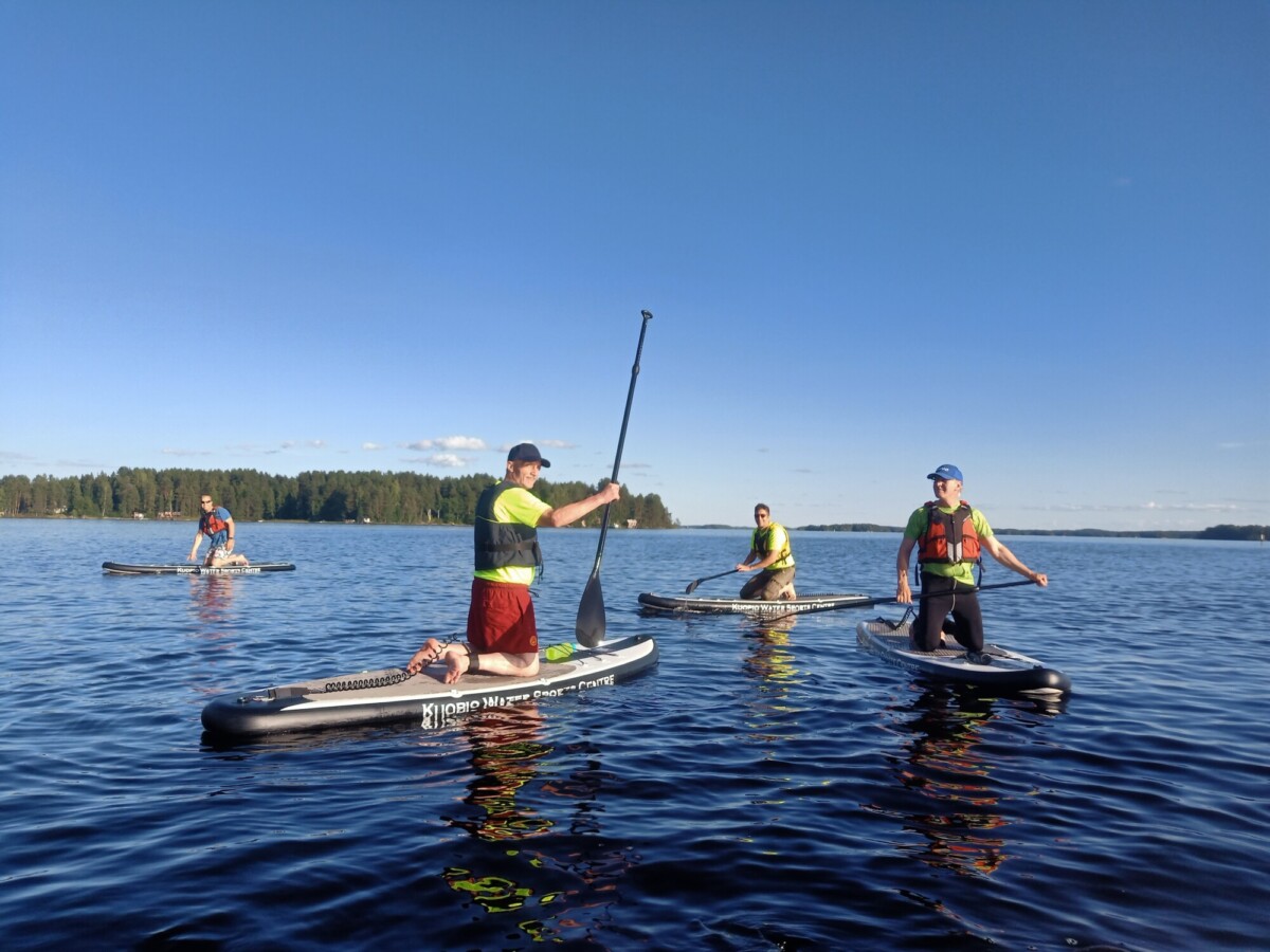 Vireeksi-hankkeen kuljettajia kokeilemassa SUP-lautailua.