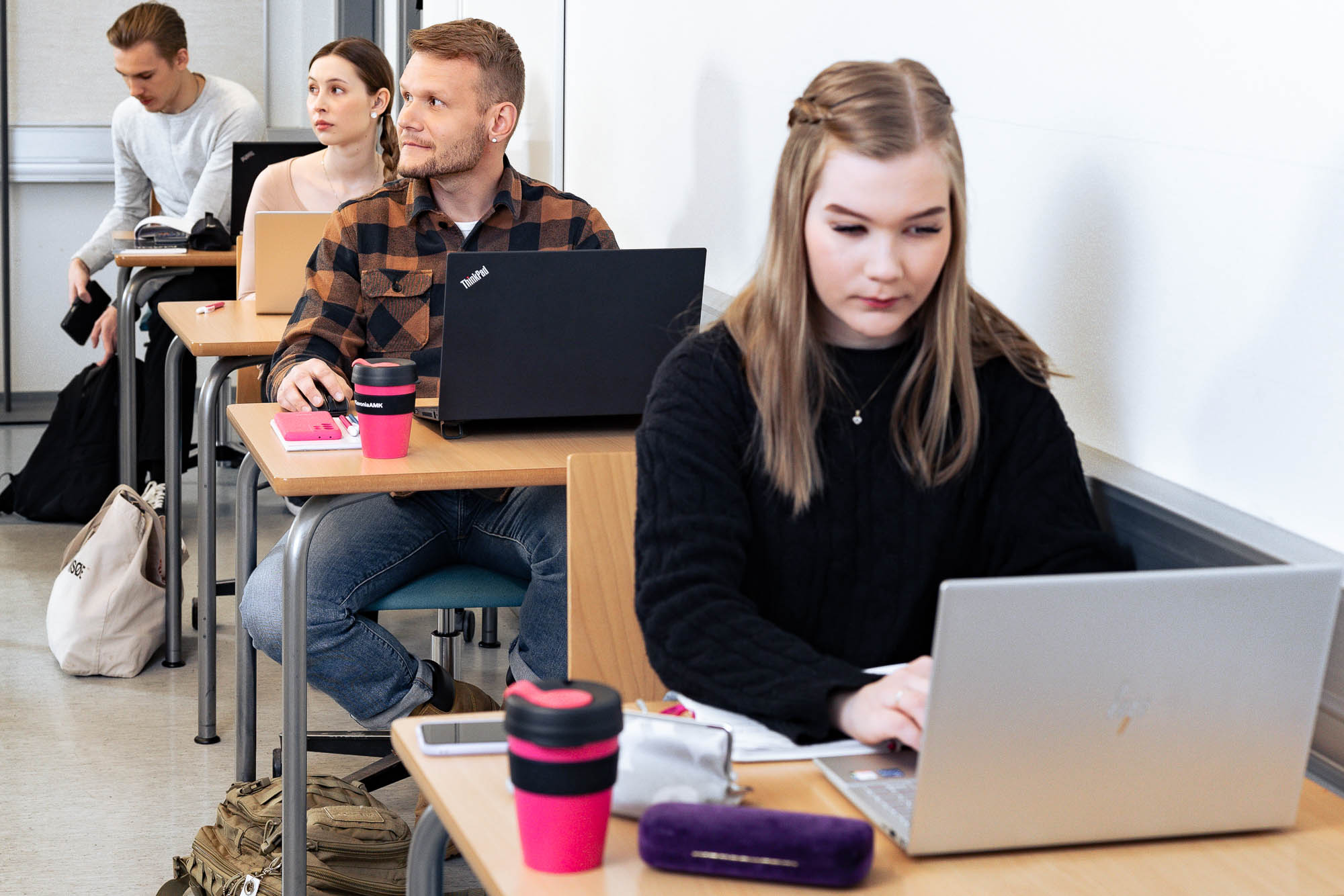 Tekniikan alan opiskelijoita luokassa.