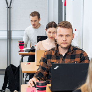 Tekniikan alan opiskelijoita luokassa.
