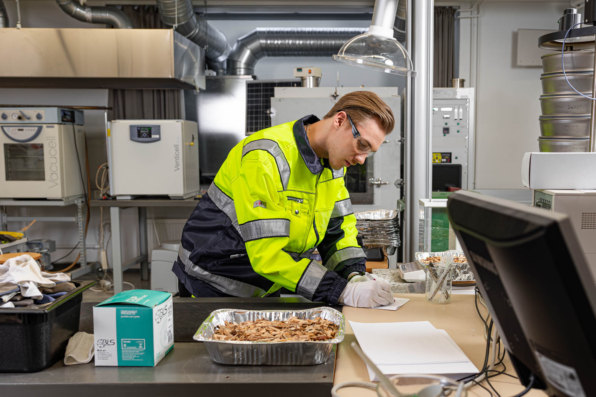 Tekniikan alan opiskelija laboratoriossa.