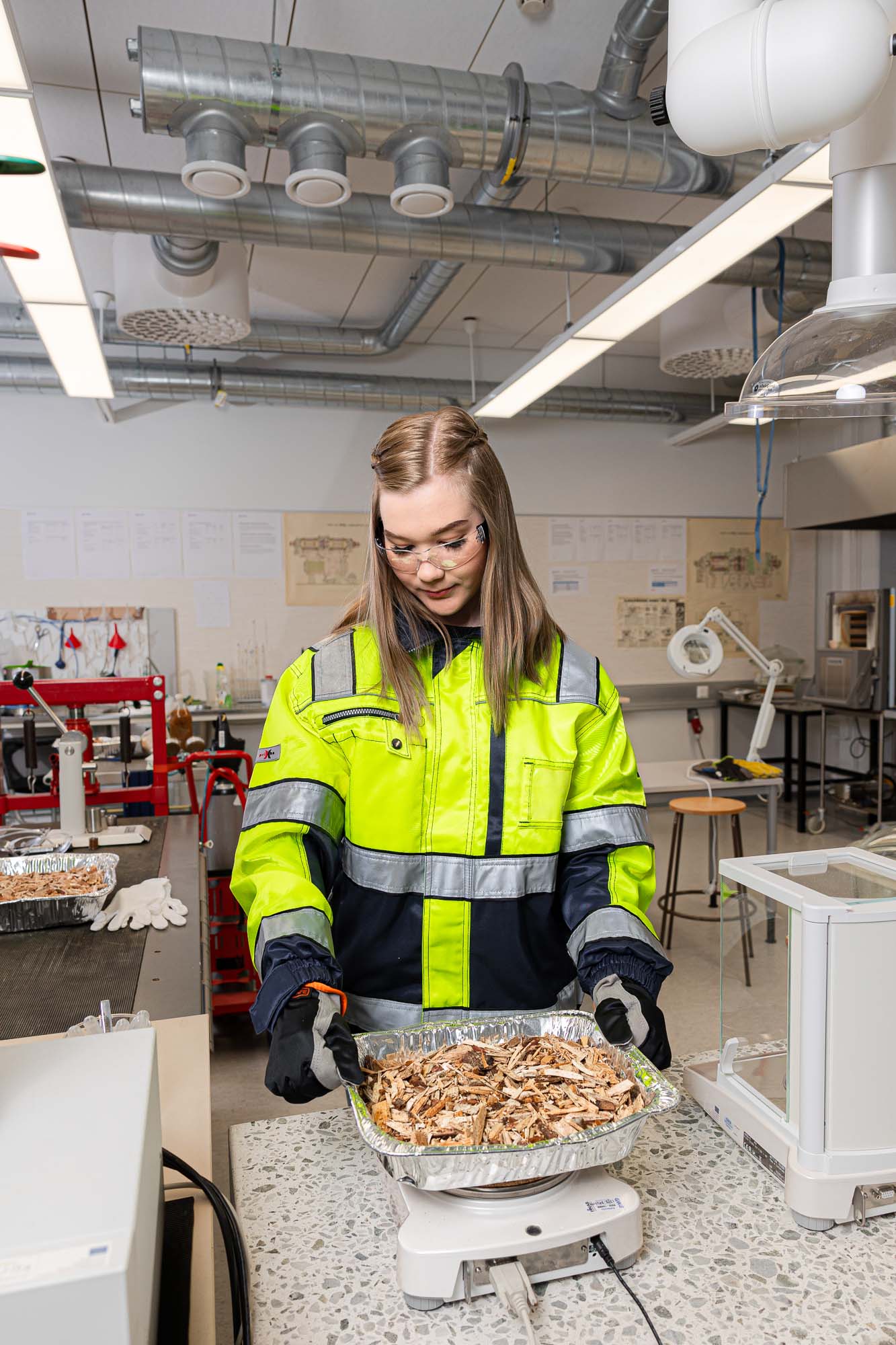 Tekniikan alan opiskelija laboratoriossa.