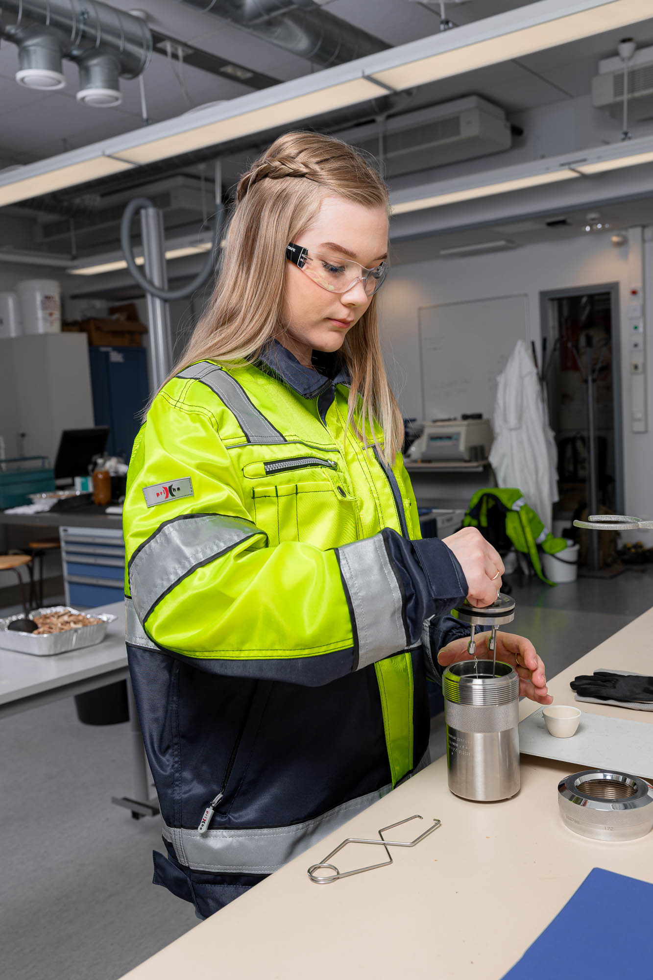 Tekniikan alan opiskelija laboratoriossa.