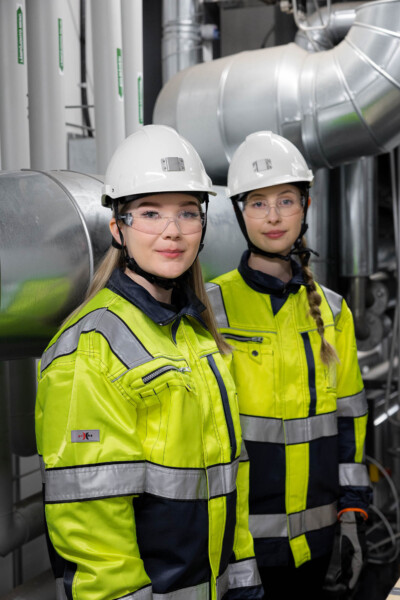 Energiatekniikan opiskelijoita energiatutkimuskeskuksessa.