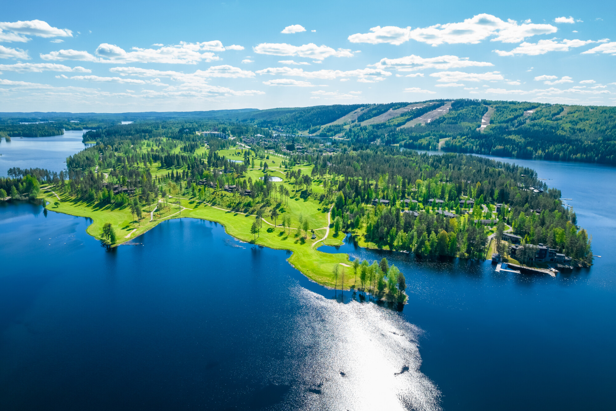 Järvimaisema yläilmoista kuvattuna.