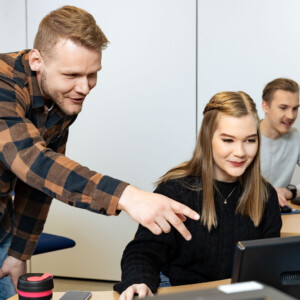 Tekniikan alan opiskelijoita tietokoneluokassa.
