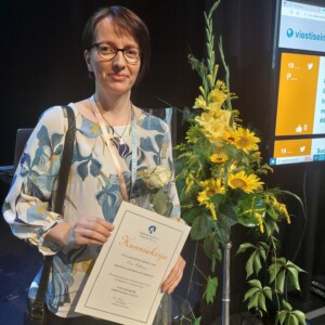Kuva 1. Kirsi Pelkonen sai ISY:n stipendin ilmansuojelupäivillä (Janne Ylönen).