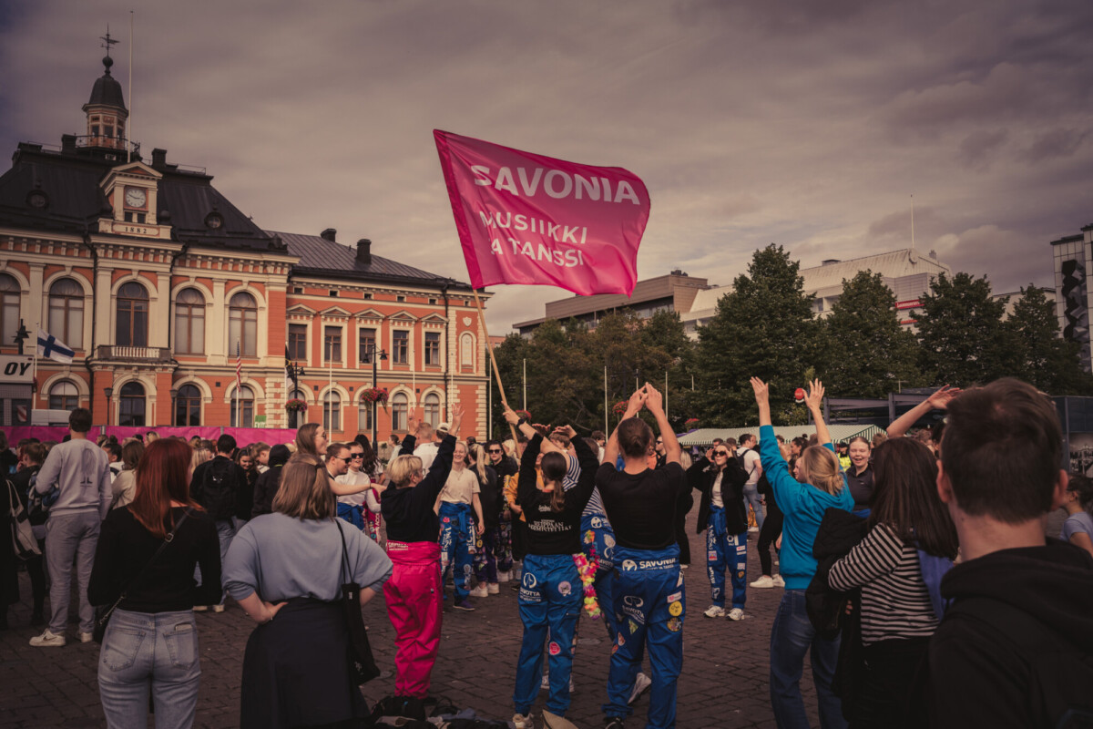 MusiTan opiskelijoita tanssimassa Cledoksen tahtiin.