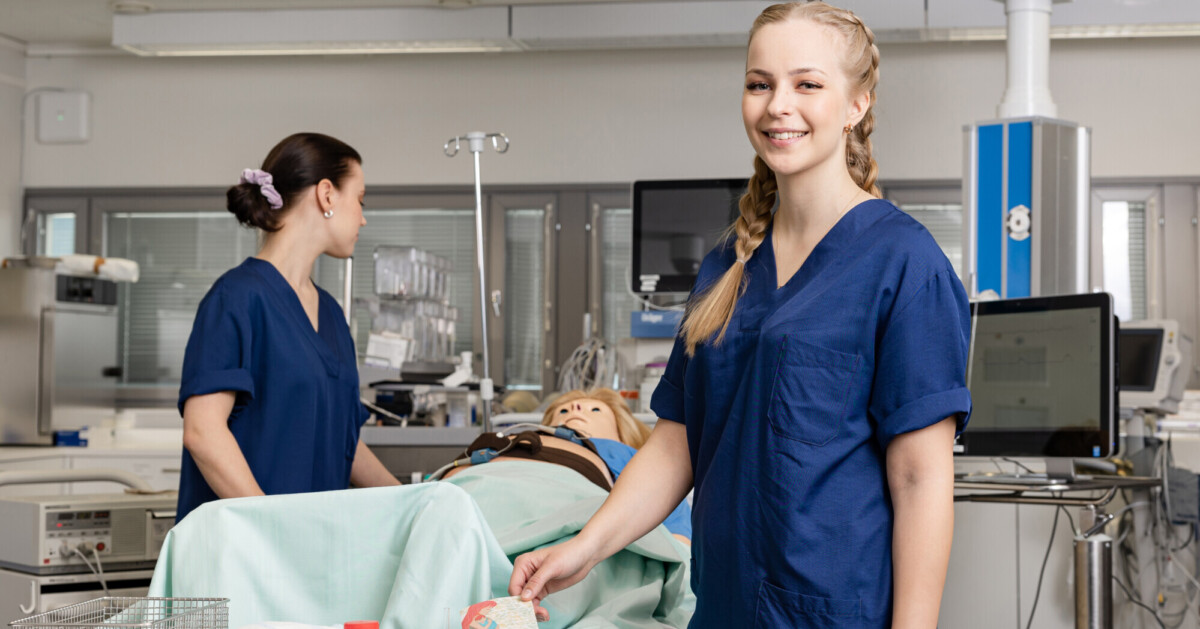 Kaksi kätilöopiskelijaa simulaatiokeskuksessa.