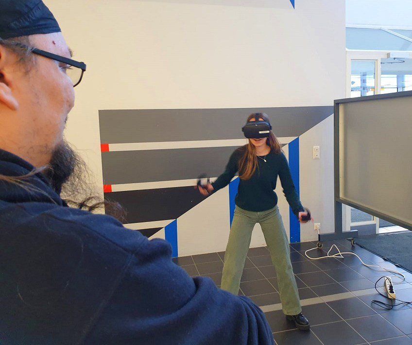 Sosiaalialan tapahtuma Iialmessa, ihminen kokeilee VR-laseja.
