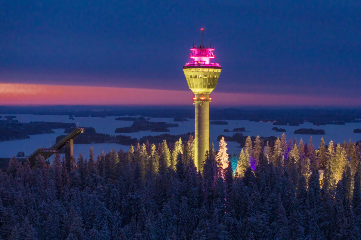 Puijon tornin ystävänpäivä-valaisu. Kuva: Wille Markkanen