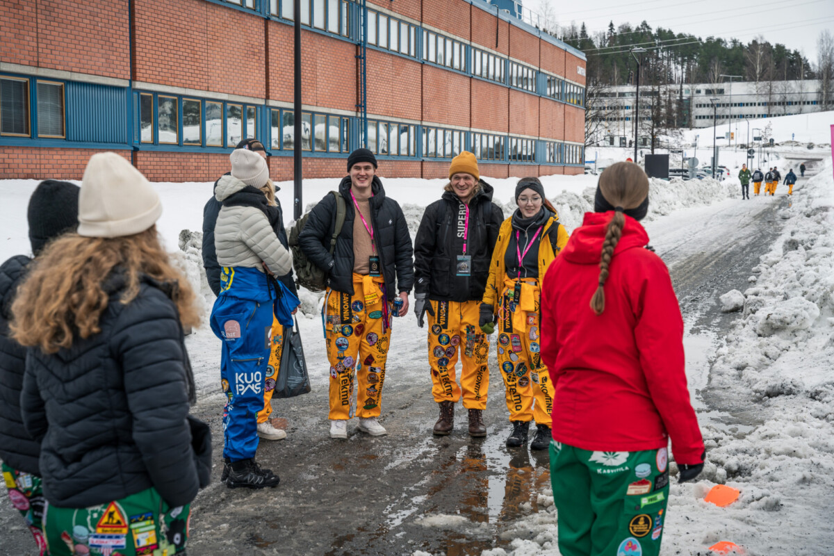 Opiskelijoita Winterfest-tapahtumassa.