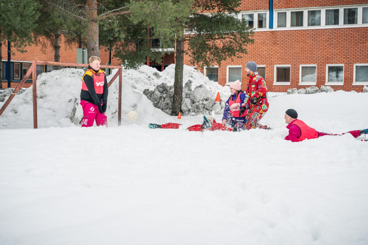 Opiskelijoita Winterfest-tapahtumassa.