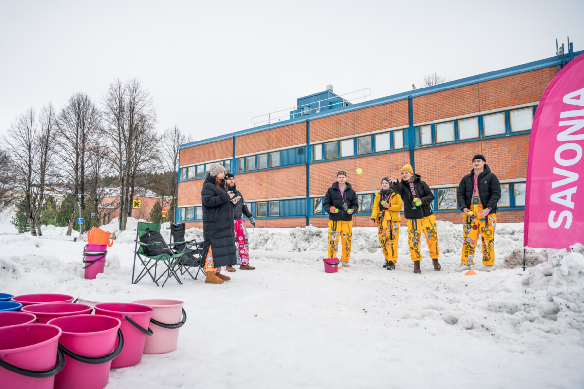 Opiskelijoita Winterfest-tapahtumassa.