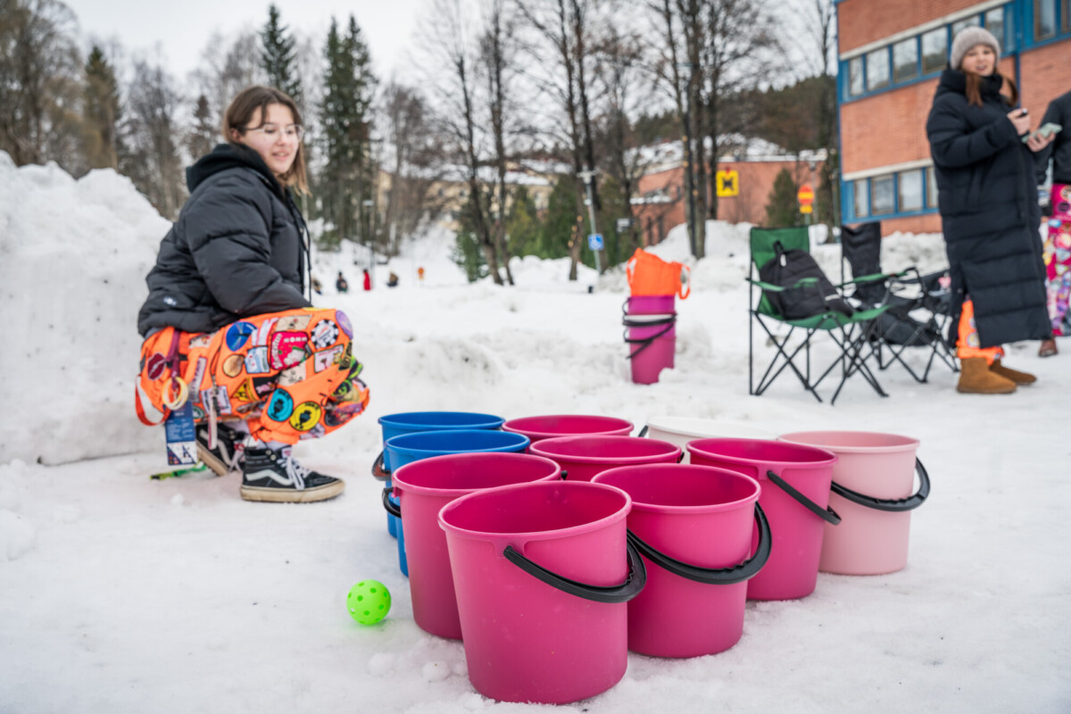 Opiskelijoita Winterfest-tapahtumassa.