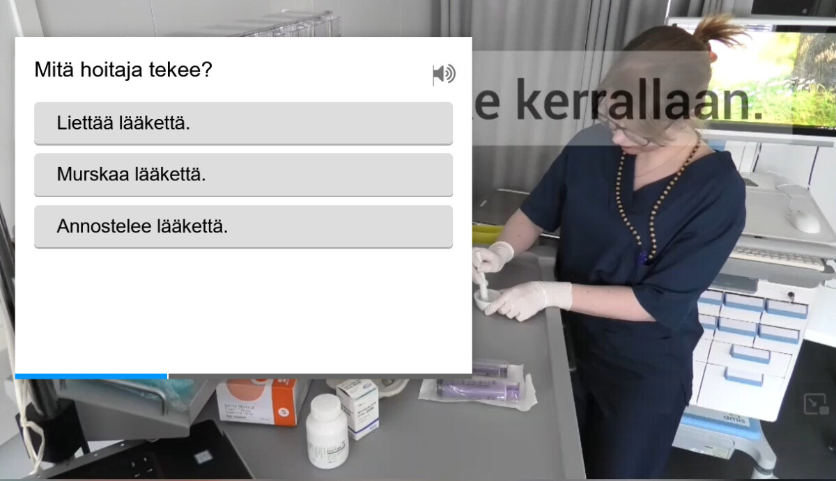 Kuvassa näyttökuva videosta, jossa opetetaan hoitajan työvaheita. 