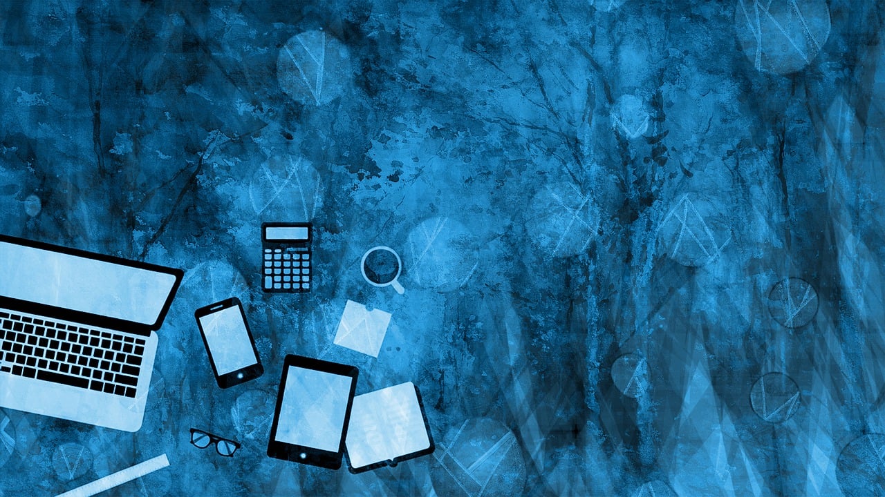 Sinisessä kuvassa graafisia elementtejä , tabletti, puhelin, muistivihko,taskulaskin ja kahvikuppi ylhäältä päin kuvattuna.