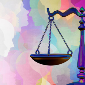 Vaaka tasapainossa, taustalla värikkäitä silhouetteja ihmisistä