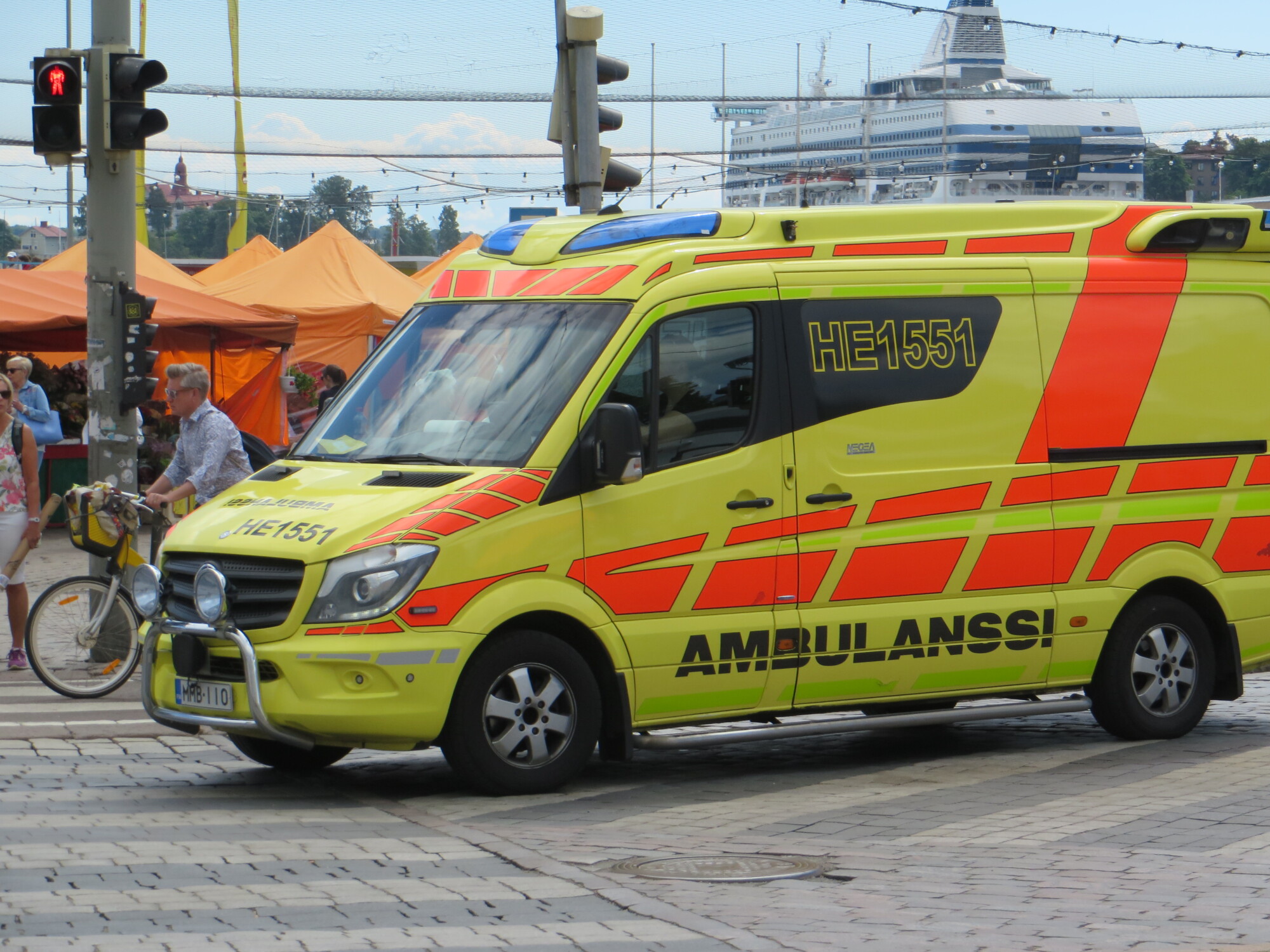 Ambulanssi kaupunkiympäristössä.