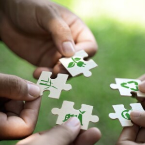 Käsiä, joissa palapelin palat.