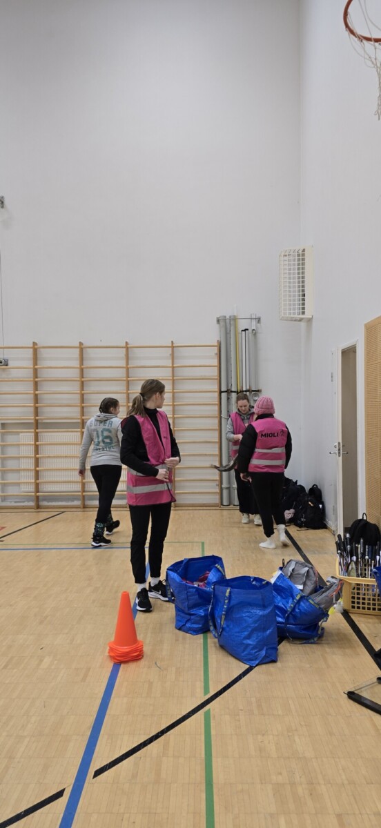 Kuva 2. Opiskelijat ja tutkimuksen toimijat valmistelemassa toimintakykymittauspisteitä.
