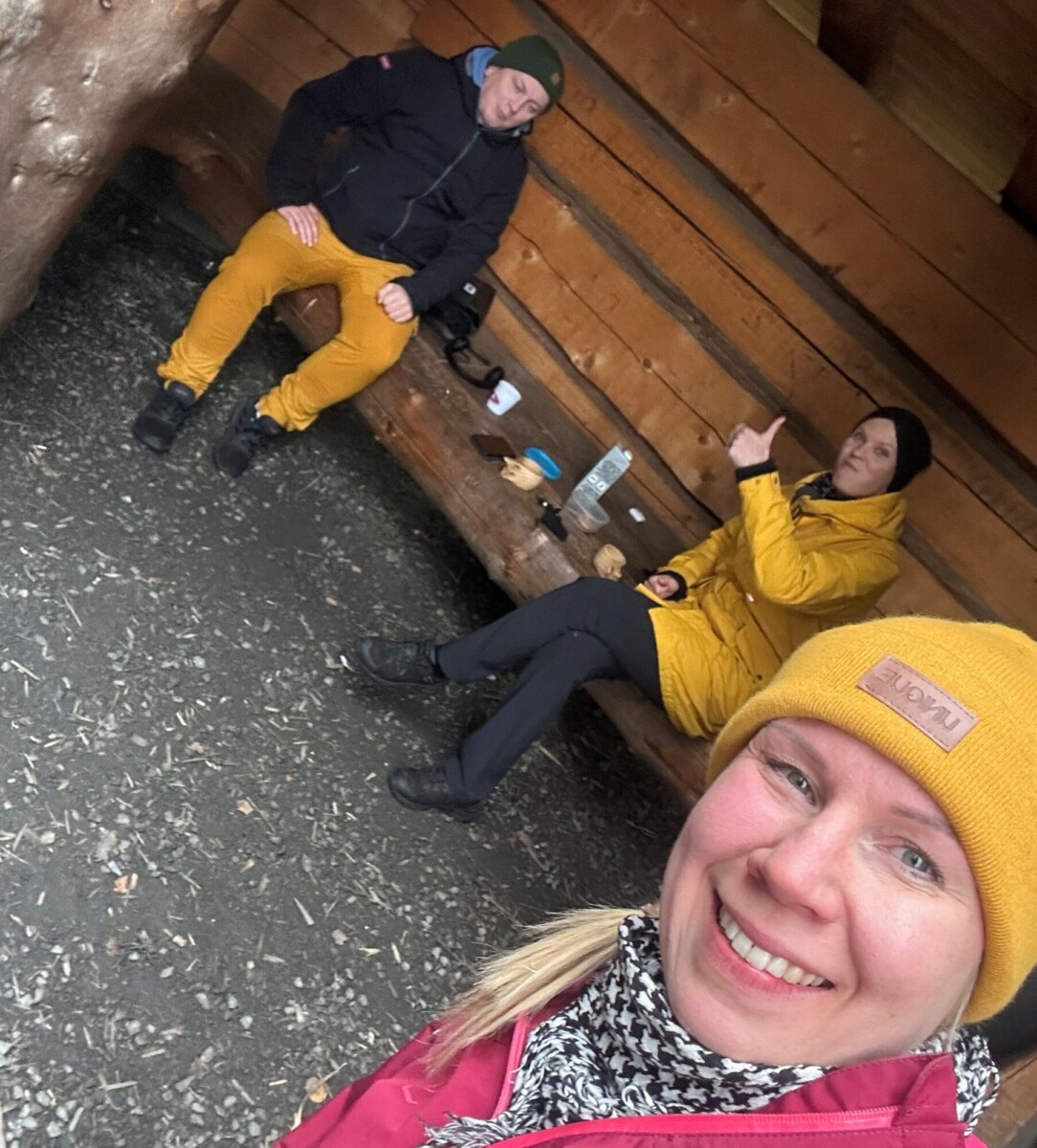 Kuva 3. Tyytyväiset livestriimi -kokemuksen toteuttajat lähetyksen päätyttyä. Kuva Katariina Moilanen.