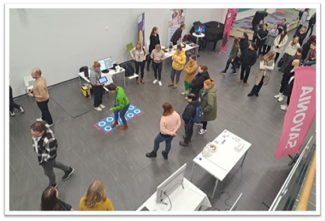 Kuva 2: Teknologianyrkin pop up-tapahtuma Savonian kampussydämessä marraskuussa 2024. (Teknologianyrkki 2024).