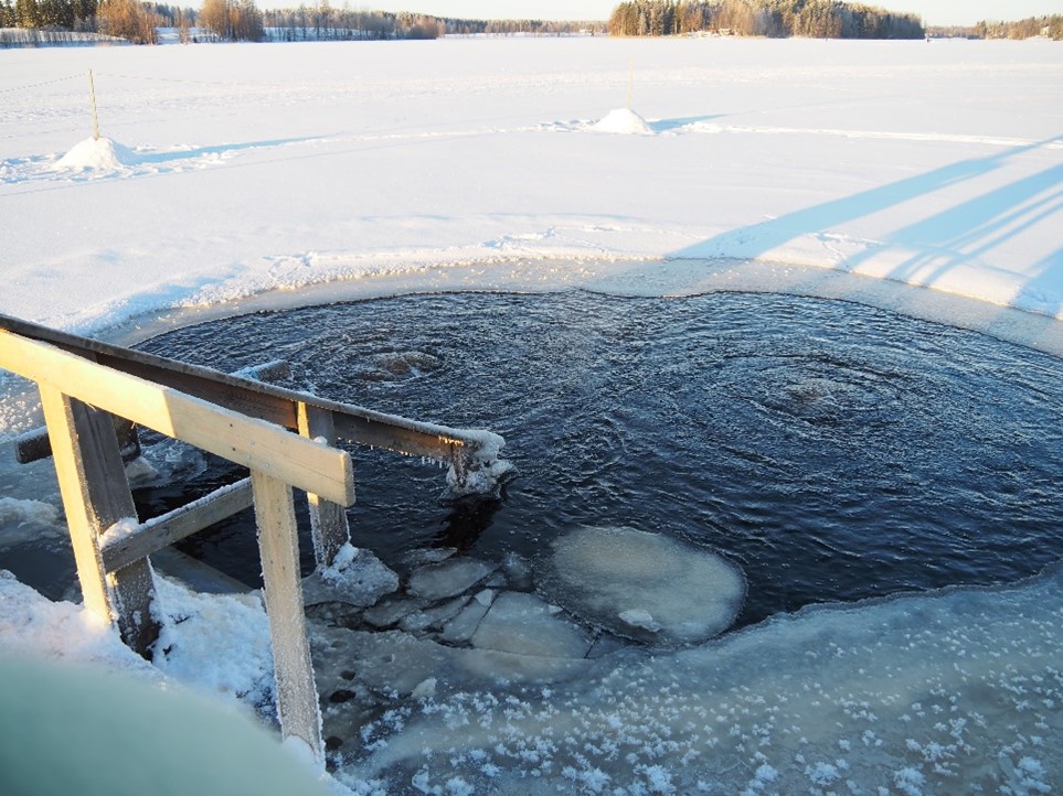 Avantouintiavanto järvessä.