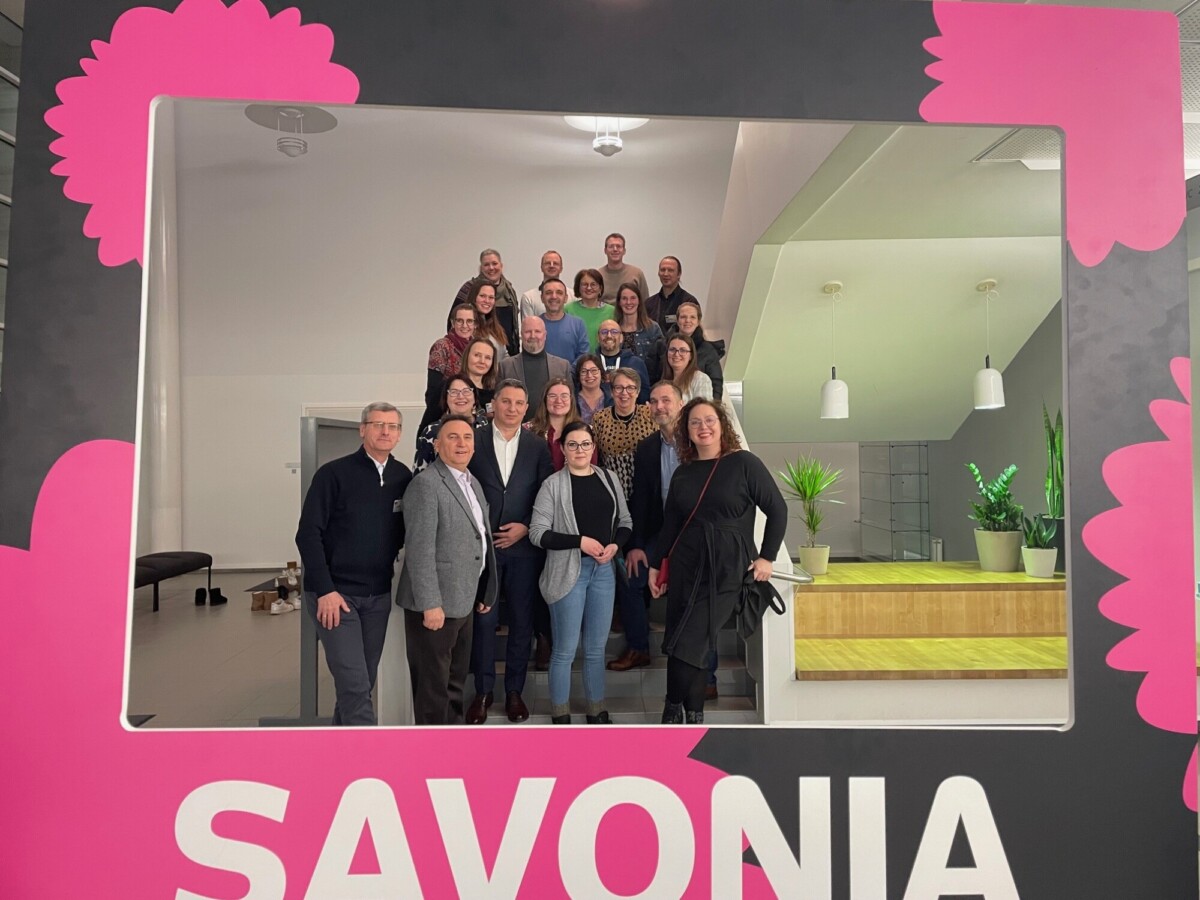 Ryhmäkuva, kuva otettu Savonian valokuvakehyksen läpi.