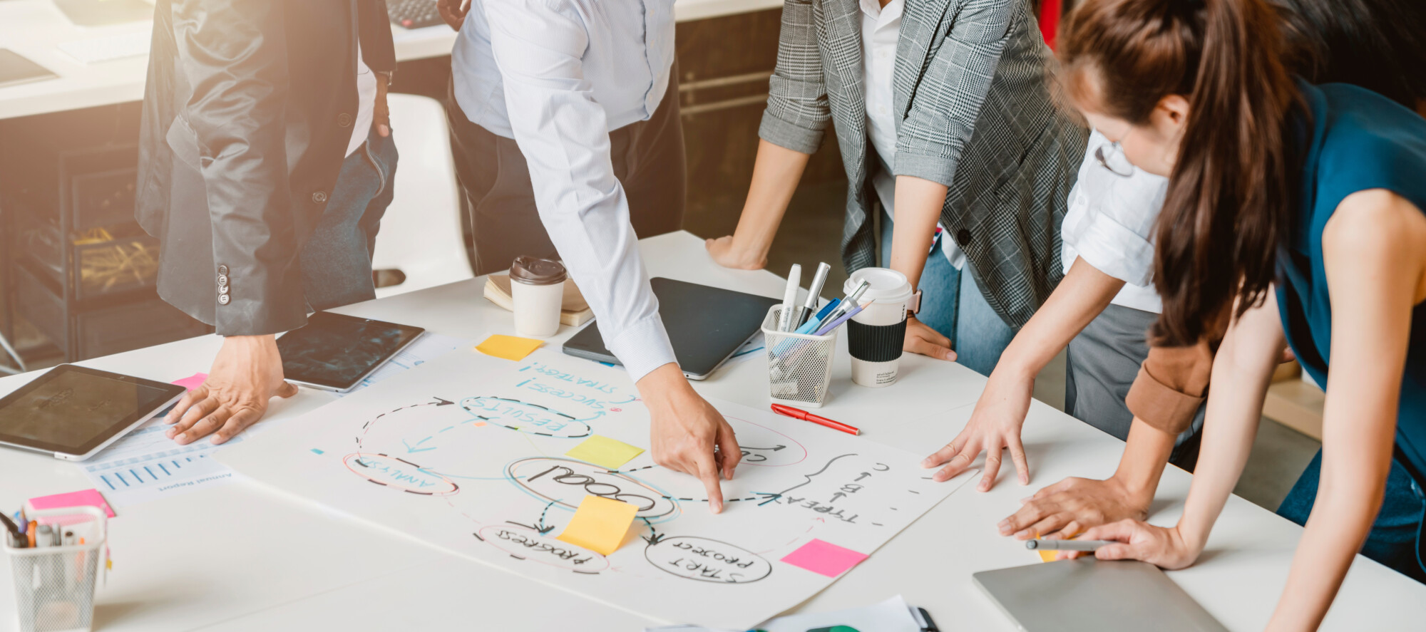 topview-of-creative-agency-business-brain-storm-meeting-presenta-3
