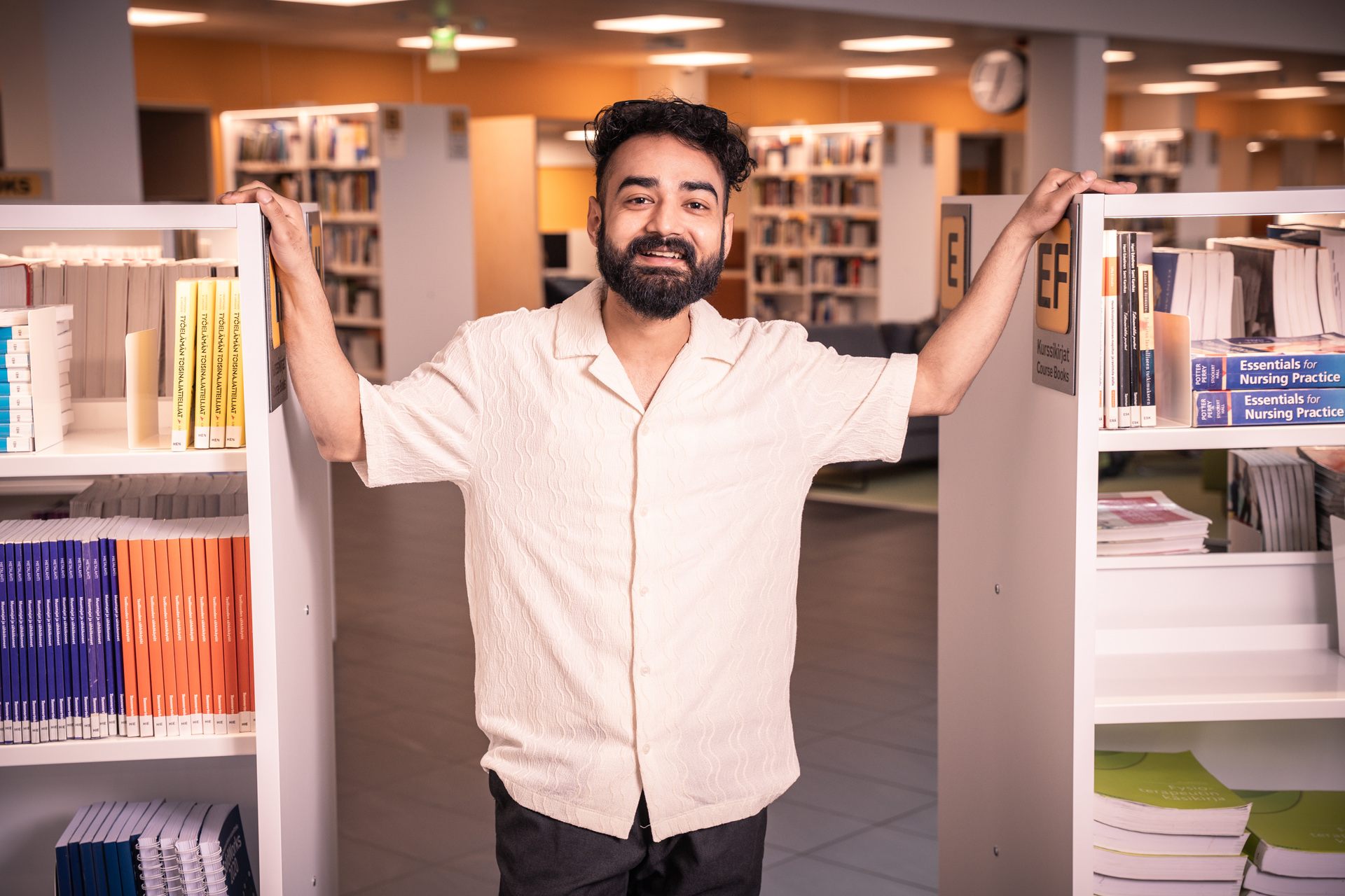 Miesopiskelija kirjastossa.