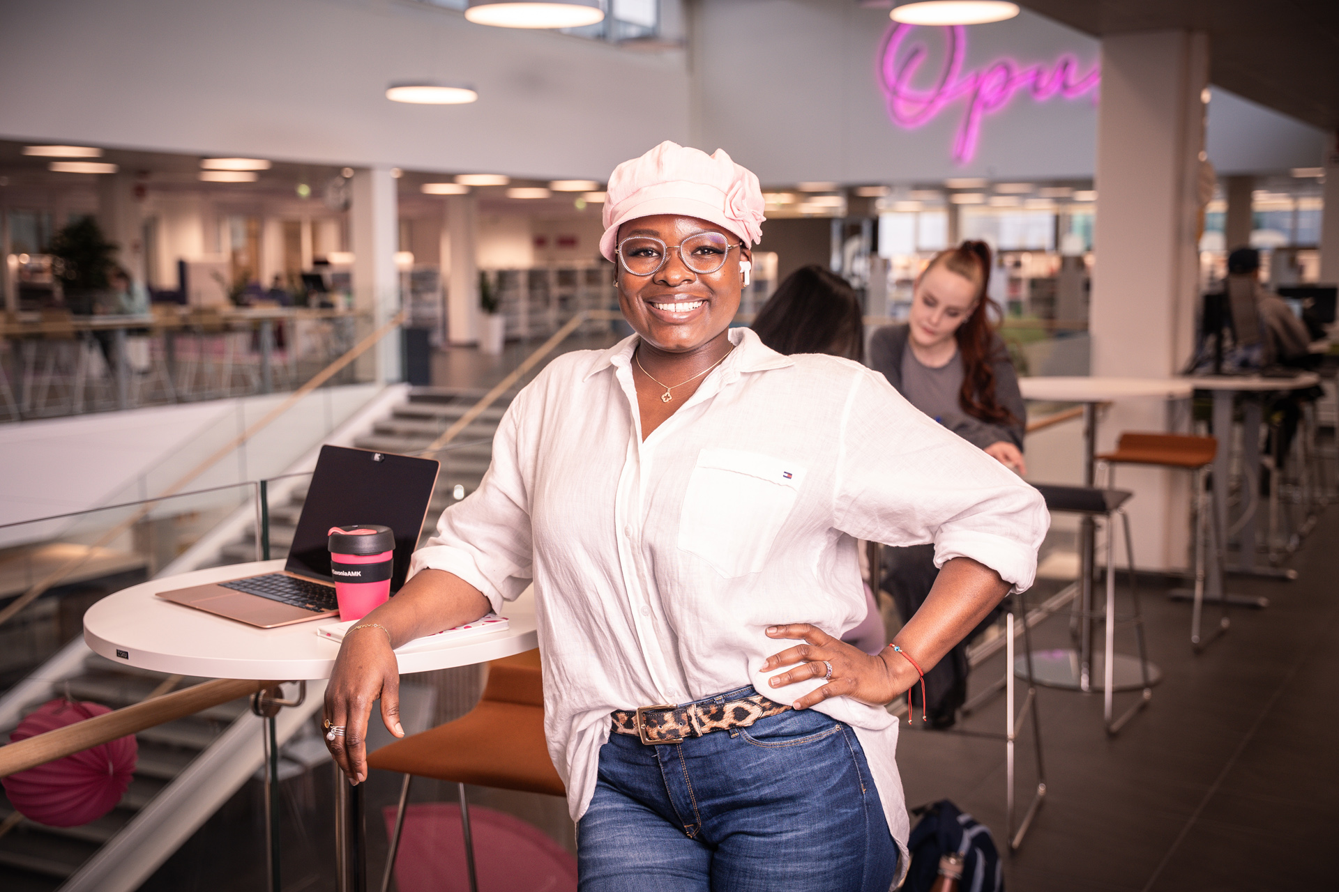 Opiskelijoita kirjastossa.