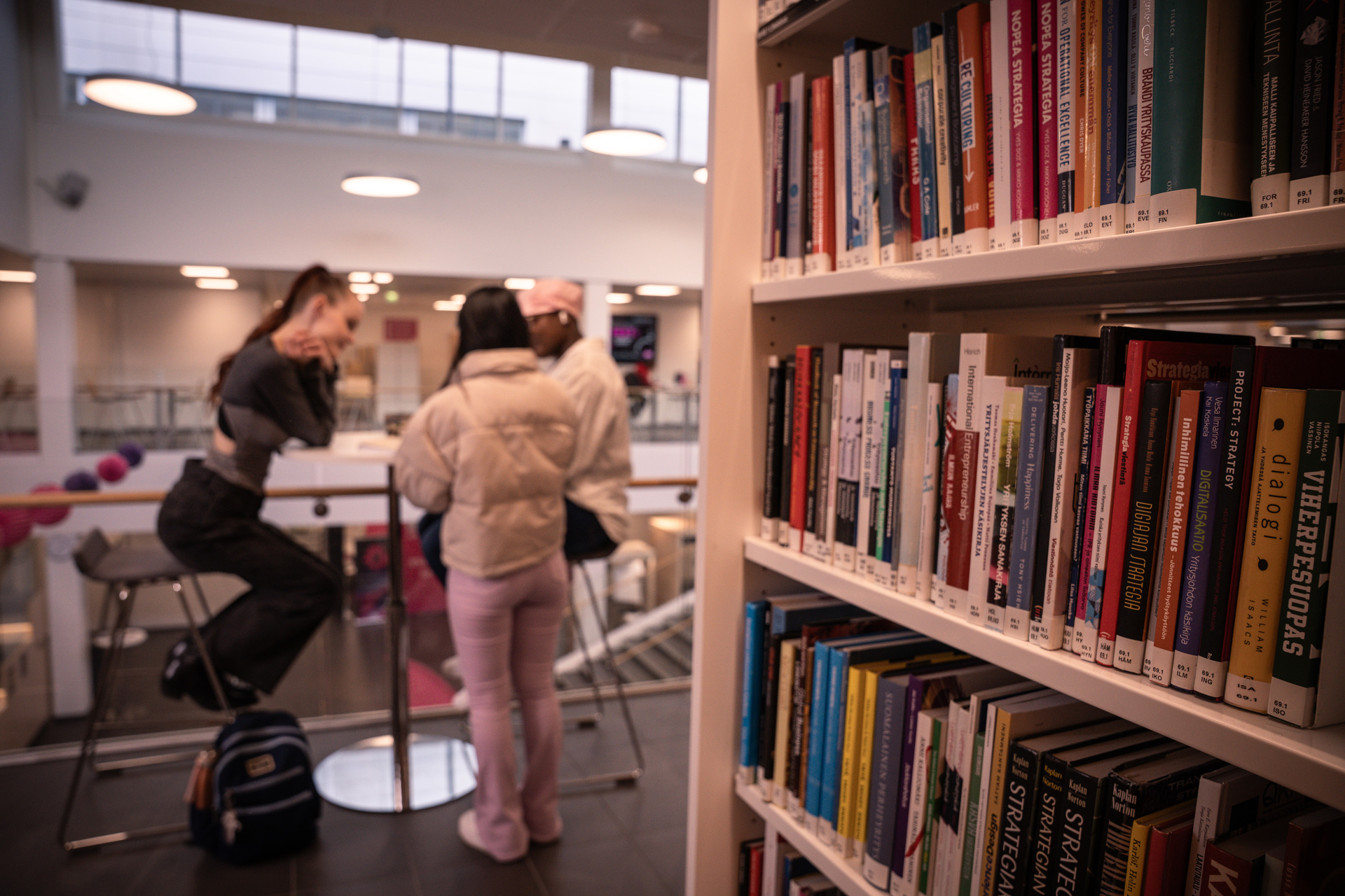 Opiskelijoita kirjastossa.