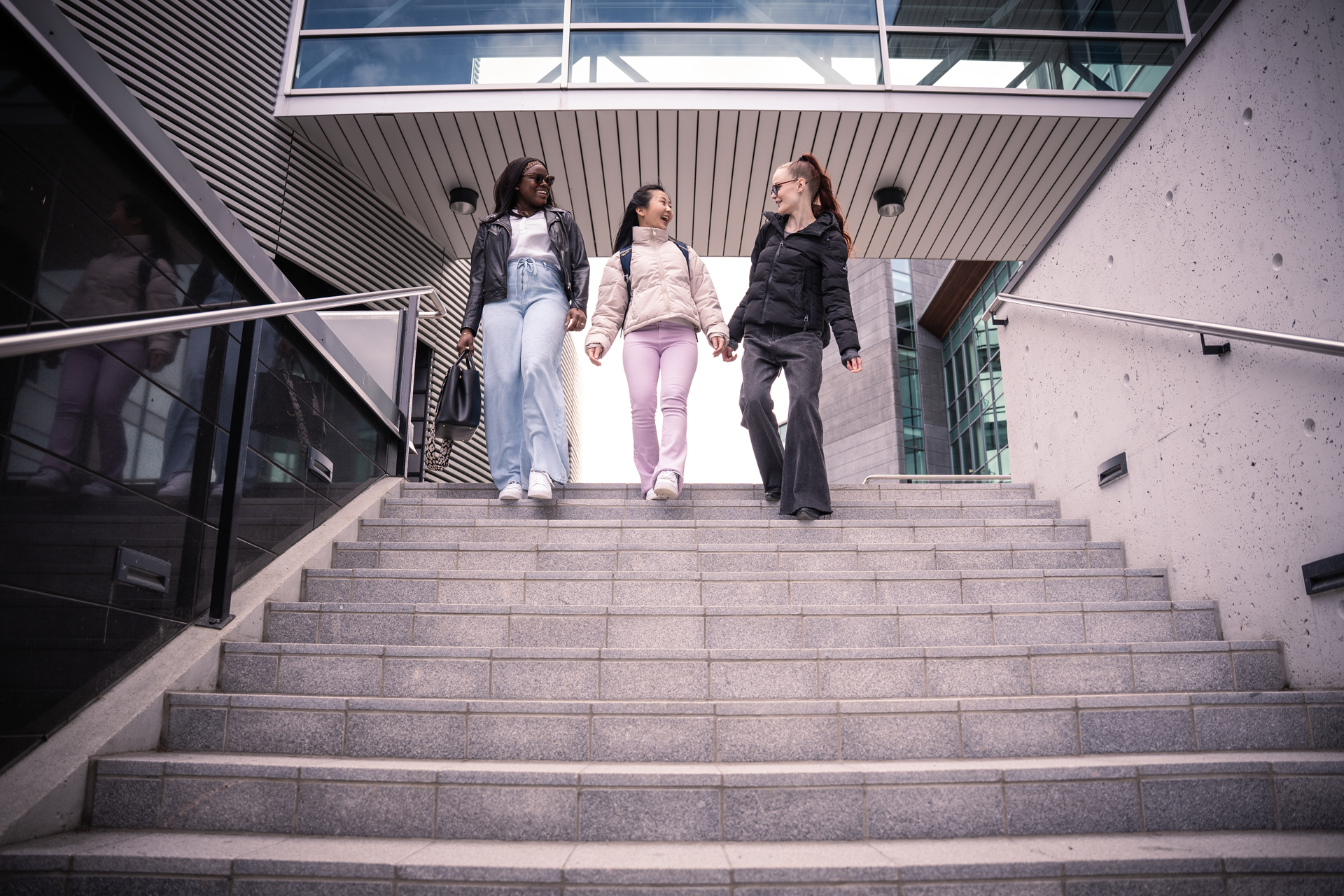 Opiskelijoita Microkadun kampuksen pihalla.