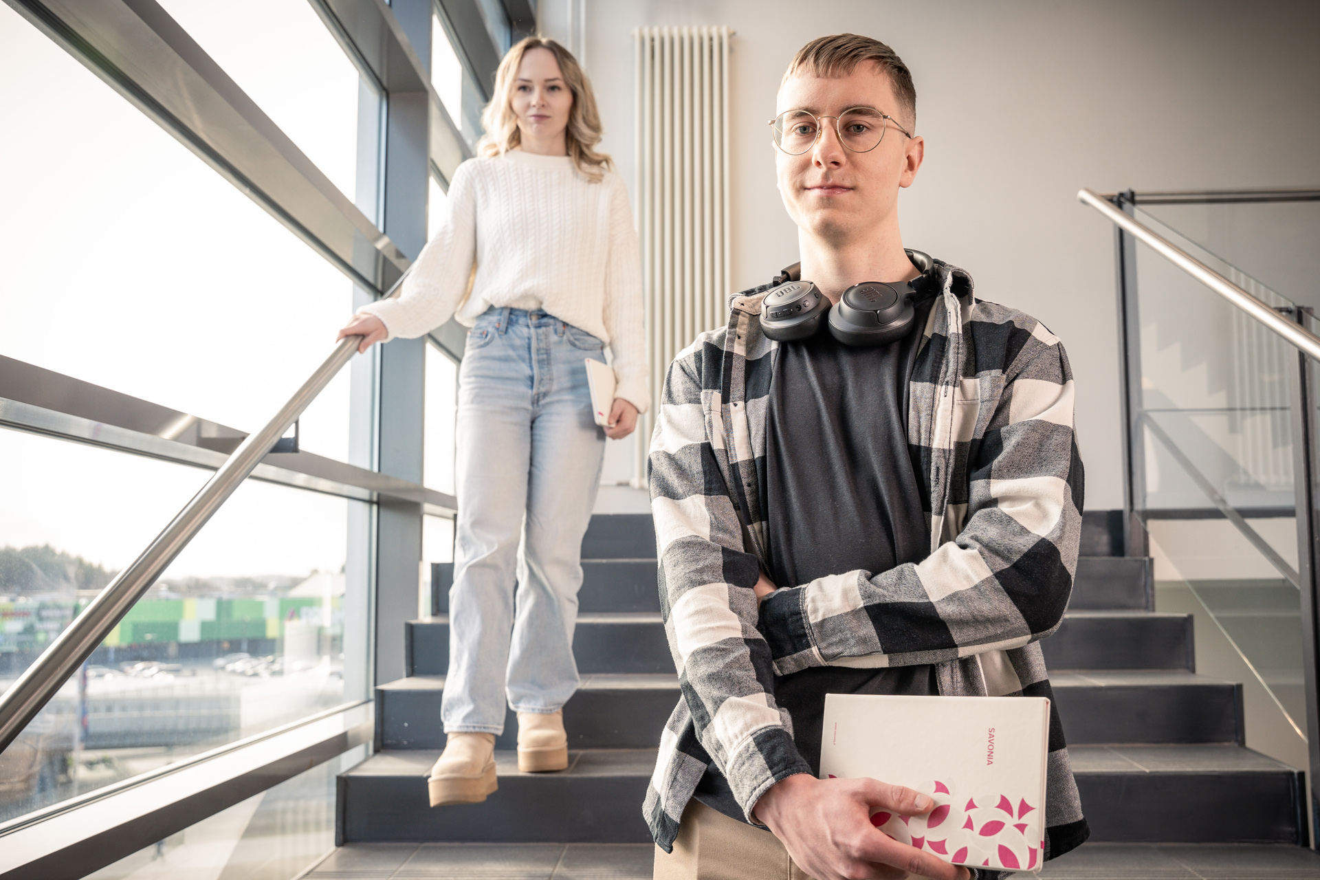 Miesopiskelija Savonia-vihko kädessään.