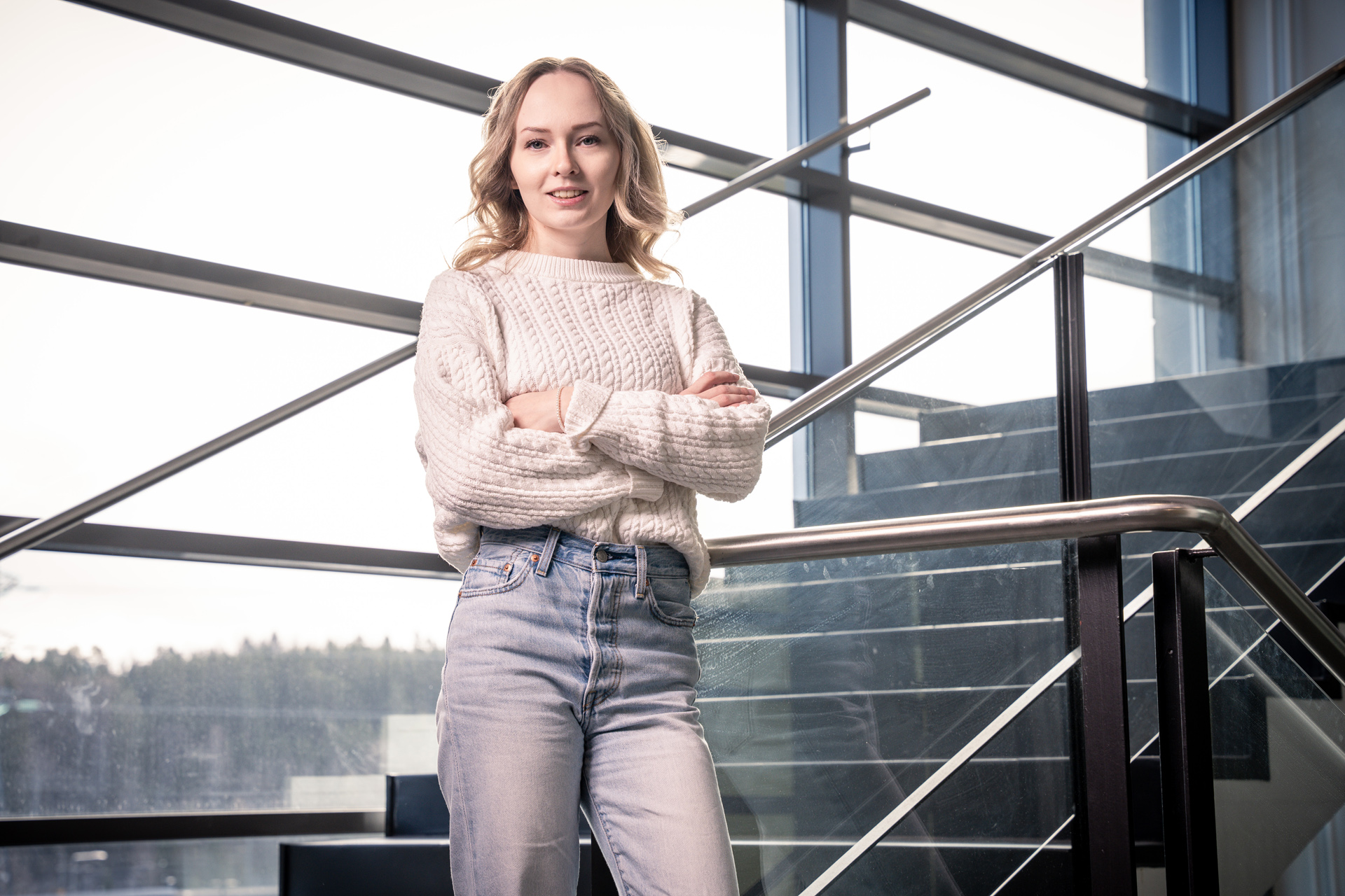 Naisopiskelija kädet puuskassa.