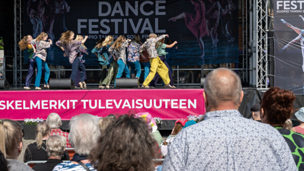 Kuopio Tanssii ja Soi. Avajaiset torilla 2023. Kuva Ulla-Mari Lindstöm.