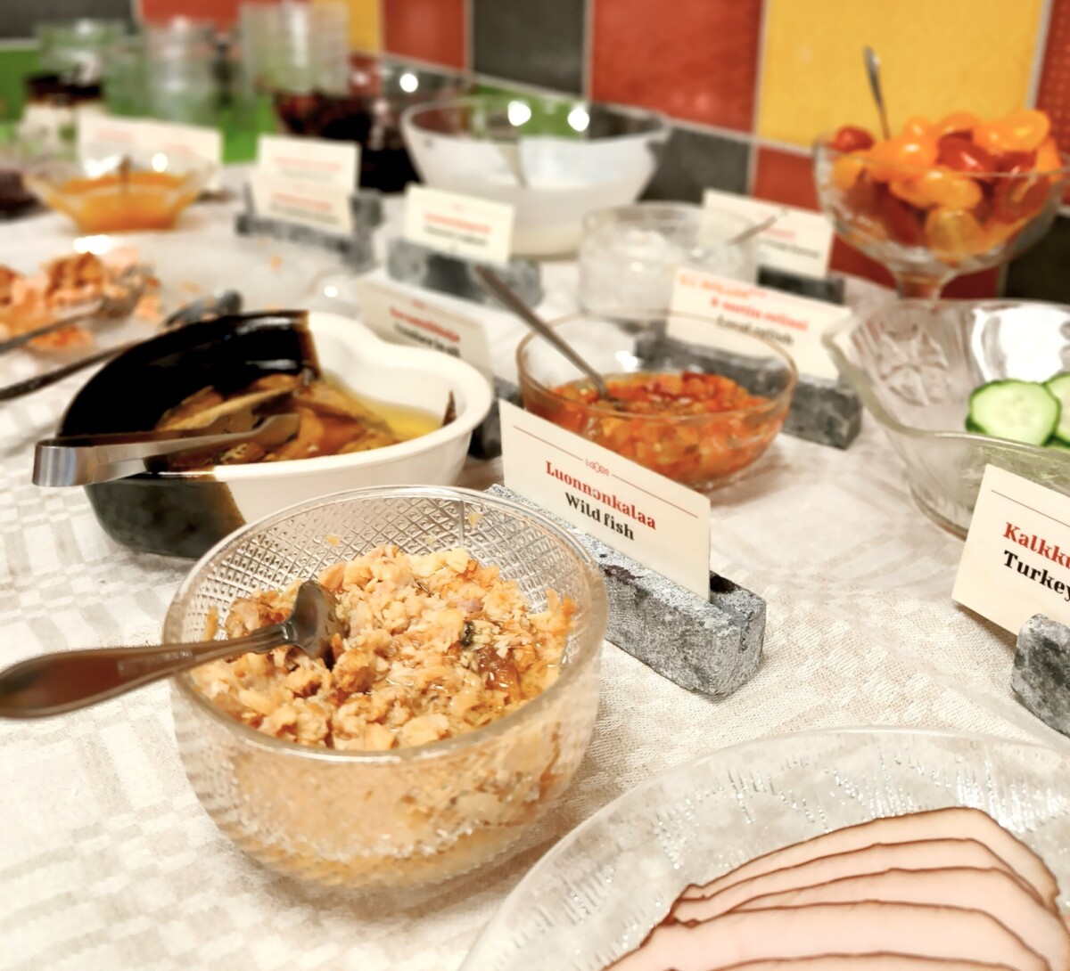Ruoka-astioita pöyudällä.