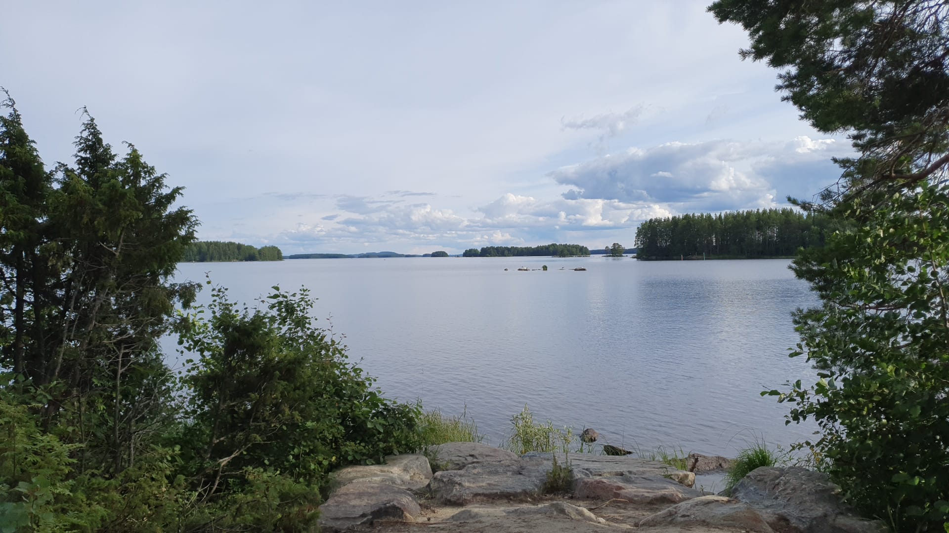 Kuvassa järvi ja rantamaisema.