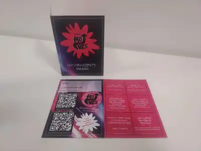 Valkoisella pinnalla oleva esite ja taitettu kortti, joissa molemmissa on vaaleanpunainen kukka ja keskellä teksti EI KYLLÄ. Esite sisältää QR-koodeja ja tekstilohkoja, joissa on tapahtuma- tai tiedotussisältöä.