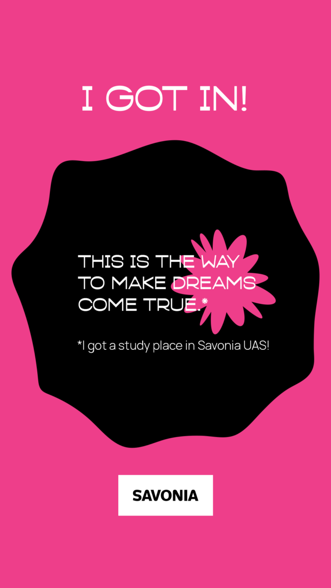 Vaaleanpunaisessa grafiikassa lukee "I GOT IN! Näin unelmista tulee totta. *Sain opiskelupaikan Savonia-ammattikorkeakoulusta!" Alareunassa on valkoinen Savonia-logo ja tekstin takana vaaleanpunainen kukka.