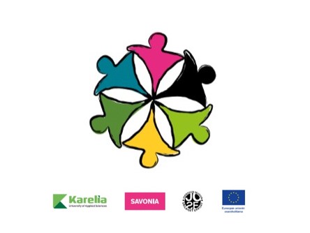 Ympyränmuotoinen logo, jossa on kuusi toisiinsa liittyvää, moniväristä ihmishahmoa. Alla on Karjalan yliopiston, Savonian, Euroopan unionin ja erään toisen organisaation logoja.