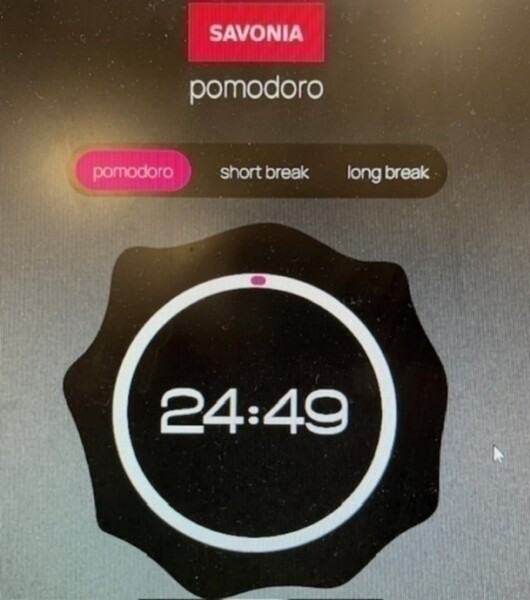 Digitaalinen pomodoro-ajastinsovellus, jonka yläreunassa on SAVONIA ja joka näyttää 24 minuuttia ja 49 sekuntia jäljellä. Ajastimen yläpuolella näkyy kolme tilapainiketta, joissa on merkinnät pomodoro, lyhyt tauko ja pitkä tauko.