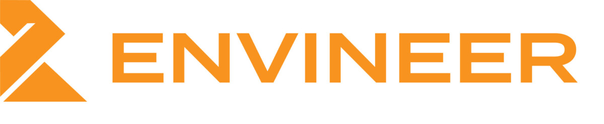 Logo, jossa vasemmalla on oranssi geometrinen symboli, joka muistuttaa E-kirjainta tai tyyliteltyä kolmiota, ja sen vieressä on sana ENVINEER oransseilla isoilla kirjaimilla valkoisella pohjalla.