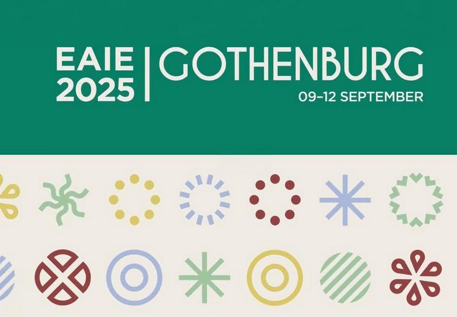 Grafiikka EAIE 2025 Göteborg, 09.-12. syyskuuta, vihreä ja beige tausta, jossa on värikkäitä pyöreitä geometrisia kuvioita tapahtuman yksityiskohtien alla.